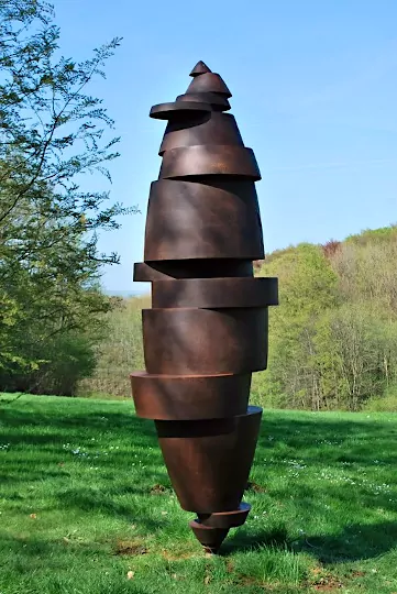 Désordre apparent - 2014: sculpture monumentale en acier corten. Cette sculpture d'extérieur a été réalisée en 2014 par Félix Valdelièvre, sculpteur sur métal