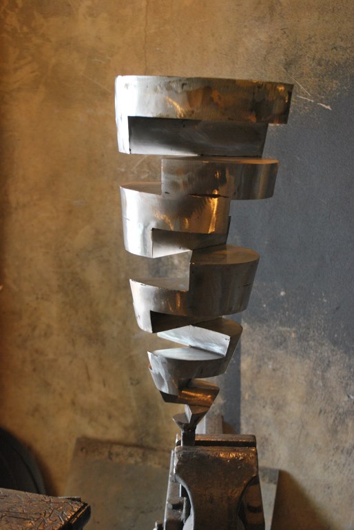 sculpture-en-inox-acier-inoxydable-316L-en-cours-de-fabrication-dans-l-atelier-de-Felix-Valdelievre-artiste-sculpteur-contemporain-2017(4)