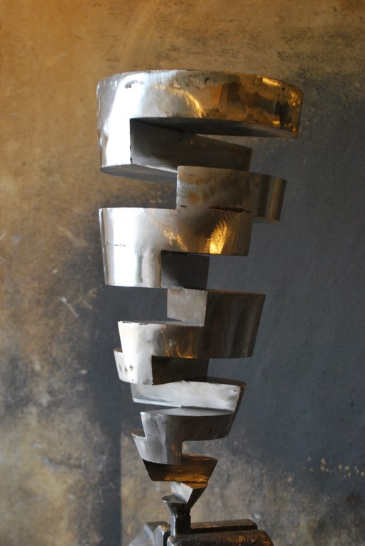 sculpture-en-inox-acier-inoxydable-316L-en-cours-de-fabrication-dans-l-atelier-de-Felix-Valdelievre-artiste-sculpteur-contemporain-2017(5)