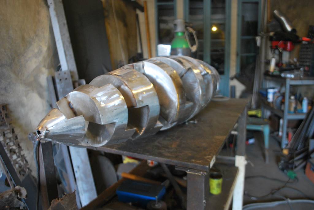 sculpture-en-inox-acier-inoxydable-316L-en-cours-de-fabrication-dans-l-atelier-de-Felix-Valdelievre-artiste-sculpteur-contemporain-2017(7)