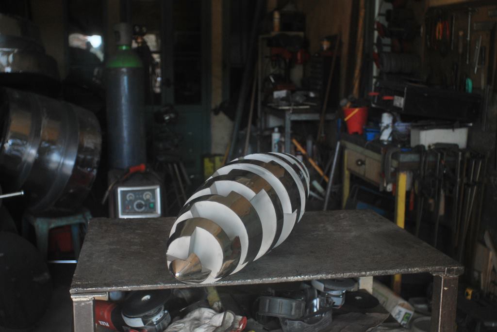 sculpture-en-acier-inoxydable-316L-polie-et-socle-béton-enlevé-realisee-par-l-artiste-sculpteur-contemporain-Felix-Valdelievre-en-2017-(11)