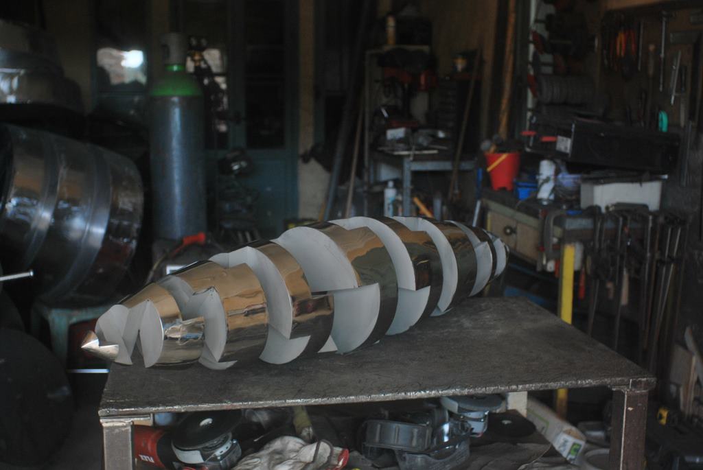 sculpture-en-acier-inoxydable-316L-polie-et-socle-béton-enlevé-realisee-par-l-artiste-sculpteur-contemporain-Felix-Valdelievre-en-2017-(6)