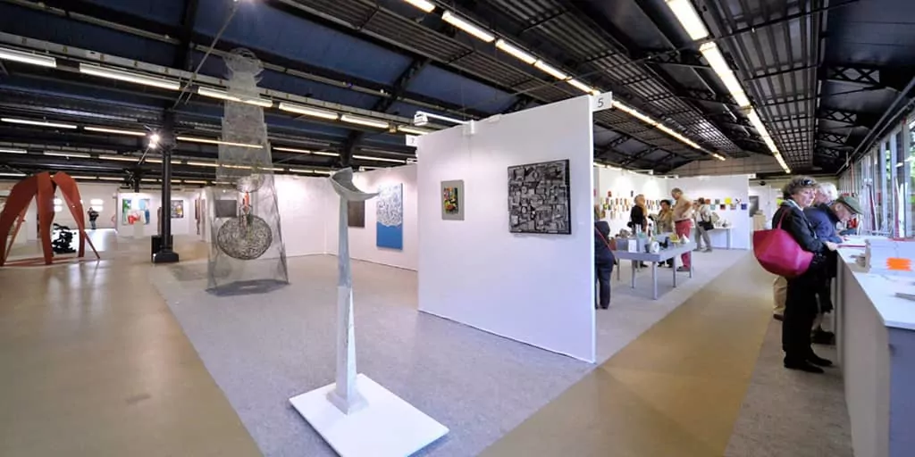 Vue panoramique de l'édition 2015 du salon d'art abstrait Réalités Nouvelles où l'artiste Félix Valdelièvre expose une sculpture en acier oxydé et verni