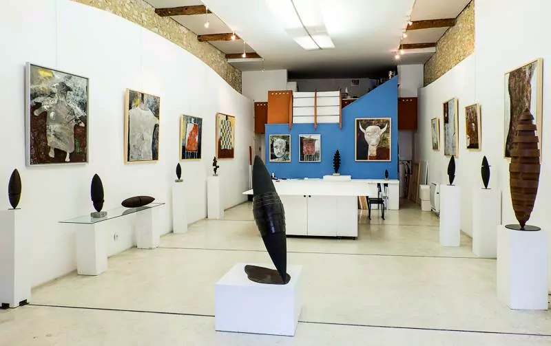 Salle d'exposition de la galerie d'Art contemporain L'étang d'Art à Bages. Exposition de sculptures métal de Félix Valdelièvre, artiste à Cases de Pène, 2016