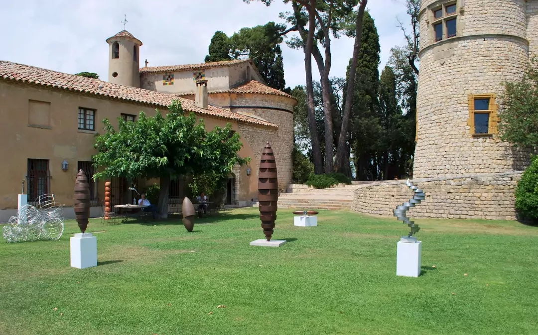 Exposition de sculptures en fer, acier corten et acier inoxydable de Félix Valdelièvre dans le jardin du Château de Castellaras