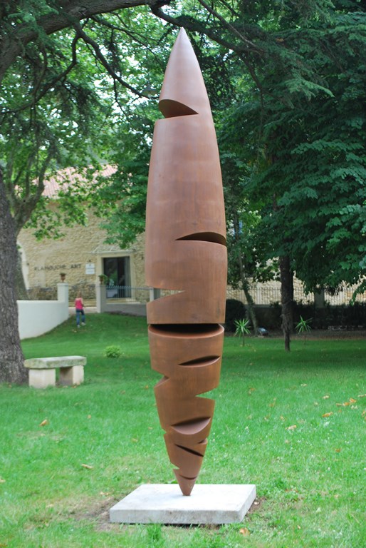 3.Sculpture-monumentale-en-acier-corten-realisee-par-l-artiste-sculpteur-contemporain-Felix-Valdelievre-exposee-au-centre-d-art-La-Mouche-Beziers-2018