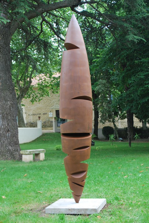 4.Sculpture-monumentale-en-acier-corten-realisee-par-l-artiste-sculpteur-contemporain-Felix-Valdelievre-exposee-au-centre-d-art-La-Mouche-Beziers-2018