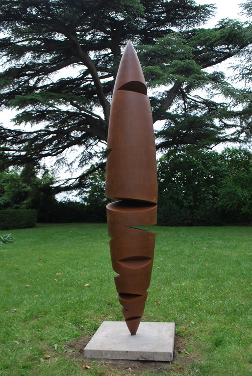 Sculpture-monumentale-en-acier-corten-realisee-par-l-artiste-sculpteur-contemporain-Felix-Valdelievre-exposee-au-centre-d-art-La-Mouche-Beziers-2018