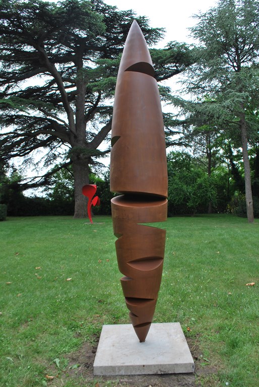 8.Sculpture-monumentale-en-acier-corten-realisee-par-l-artiste-sculpteur-contemporain-Felix-Valdelievre-exposee-au-centre-d-art-La-Mouche-Beziers-2018