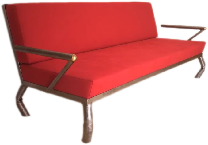 Canapé rouge avec structure métallique, réalisé par Félix Valdelièvre, parmi les premières réalisations d'un sculpteur sur métal en devenir