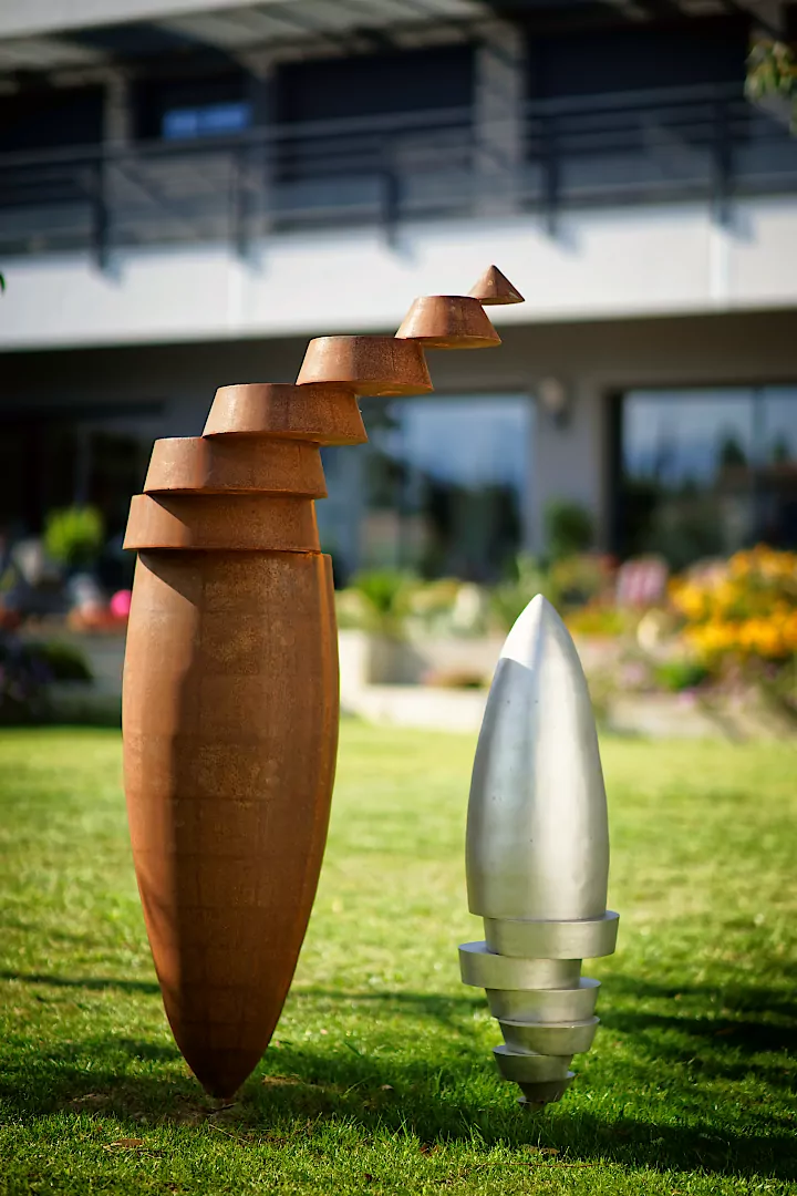 Deux sculptures en métal du sculpteur Félix Valdelièvre - Installation d'art contemporain sur le thème de l'enfance, commandée au sculpteur en 2017.