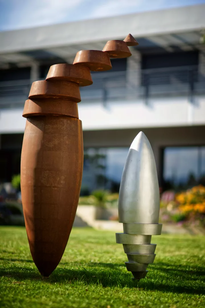 2 Sculptures en acier corten et acier inoxydable, réalisées en 2017 par Félix Valdelièvre, sculpteur métal à Cases de Pène. Crédit photographie Guilhem Brandy