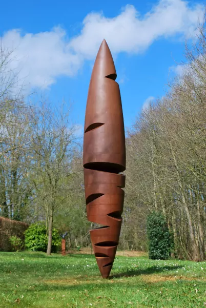 Scarifiée est une sculpture monumentale en acier corten, conçue pour l'extérieur, haute de 3 mètres, réalisée en 2018 par Félix Valdelièvre, sculpteur métal